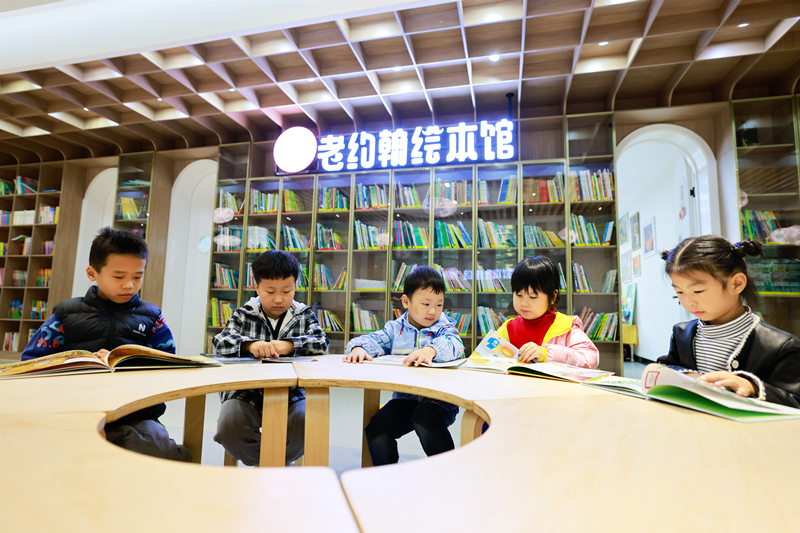 11月6日，孩子們圍在一起閱讀繪本。(3152226)-20221110115039_副本.jpg